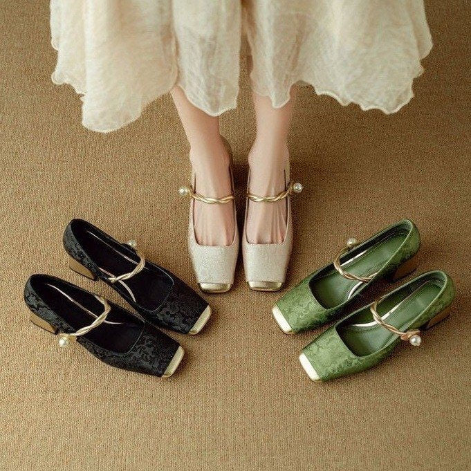 Naila Pumps